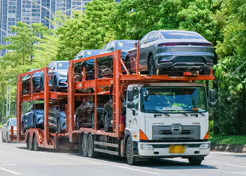 汽车托运是把汽车放在板车或笼车内，由一个城市运往另一城市，笼车有上、下层之分，通常每次可运8-10部轿车。那么有人会问：什么情况下需要汽车托运呢?